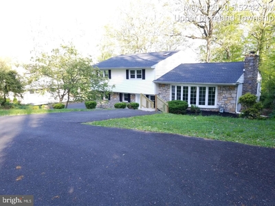 2165 Country Club Dr, Huntingdon Valley, PA
