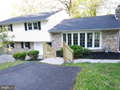 2165 Country Club Dr, Huntingdon Valley, PA