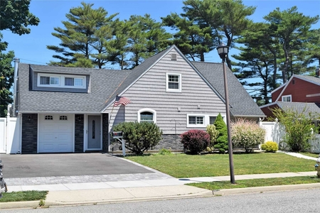 19 Fisher Ln, Levittown, NY