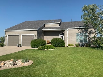 566 Sunset Dr, Oxbow, ND