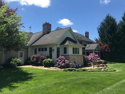 406 Deer Ct, Chagrin Falls, OH