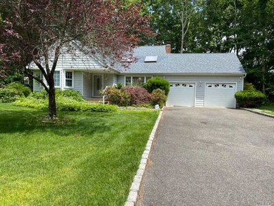 1 Aster Pl, Moriches, NY