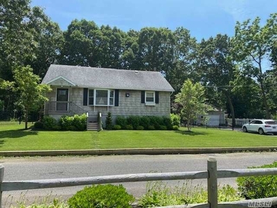 30 Erving Ave, East Patchogue, NY