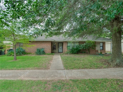 1209 Clearwater Dr, Norman, OK