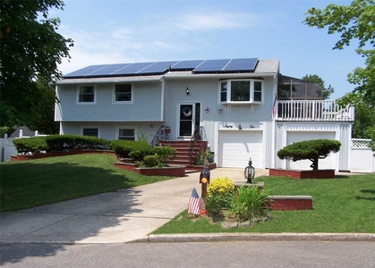 82 Mercury Ave, East Patchogue, NY