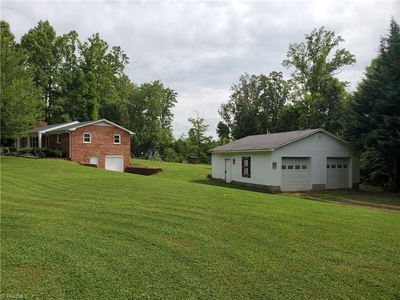 114 Athey Simmons Rd, Mount Airy, NC