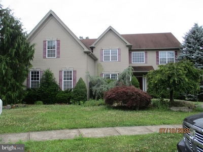 5180 Curly Horse Dr, Center Valley, PA