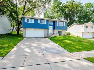 335 Valleyview Dr, Marion, IA