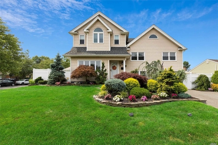 12 Clearwater Dr, Plainview, NY