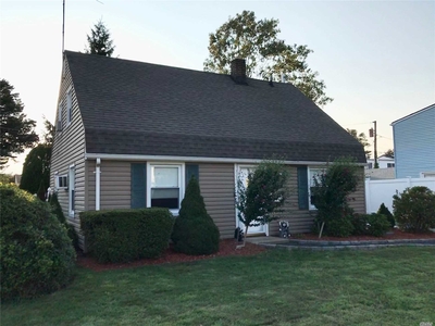 76 Hilltop Rd, Levittown, NY