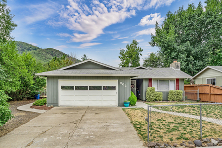 902 3rd St, Rogue River, OR