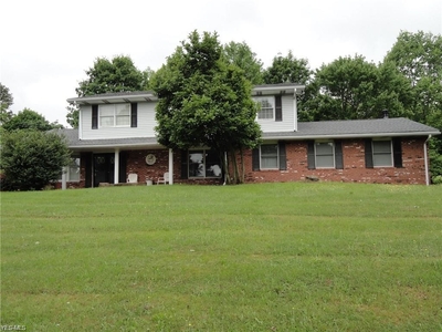 251 Rodgers Rd, Chester, WV