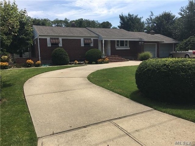 147 Connetquot Ave, East Islip, NY