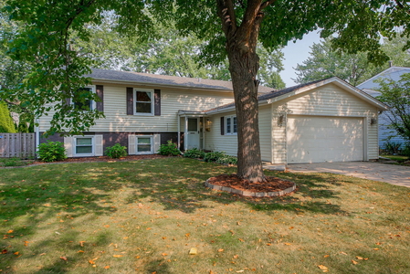 1912 Vermont St, Rolling Meadows, IL