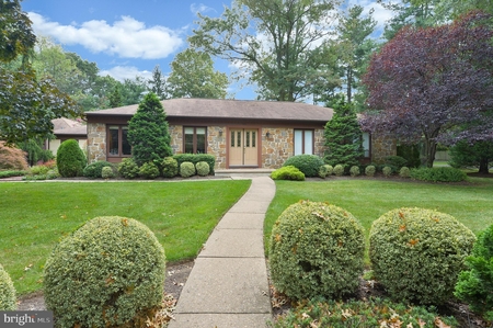232 Carriage Hill Dr, Moorestown, NJ