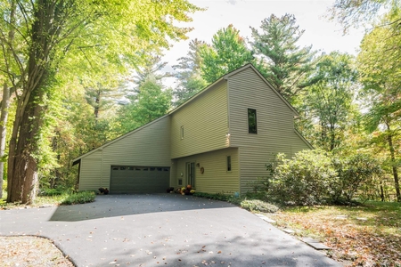 42 Gracemoore Rd, Saratoga Springs, NY