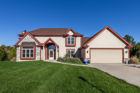 3233 S Highpointe Dr, New Berlin, WI