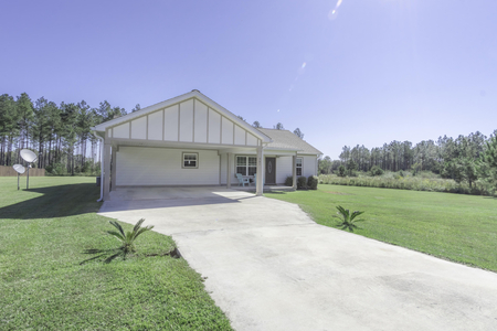 561 Lakepointe Dr, Chipley, FL