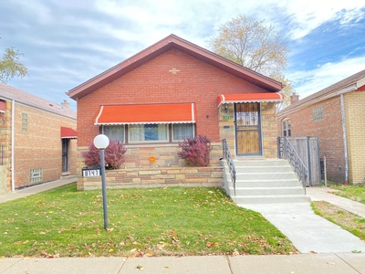 8747 S Paxton Ave, Chicago, IL