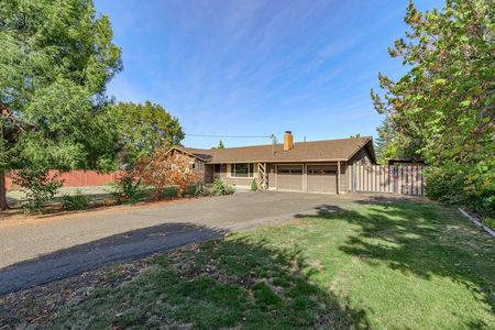 2925 Delta Waters Rd, Medford, OR