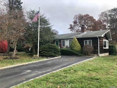 27 Woodbine Ln, East Moriches, NY