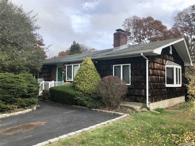 27 Woodbine Ln, East Moriches, NY