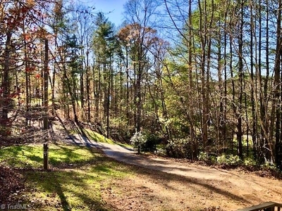 209 W High Acres Dr, Purlear, NC