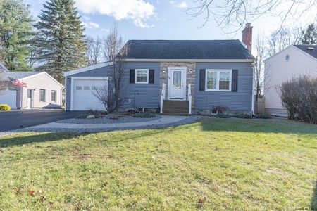 15 Bayberry Rd, Schenectady, NY
