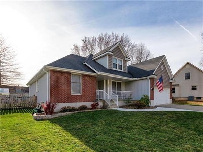 424 Nw Chateau Dr, Blue Springs, MO