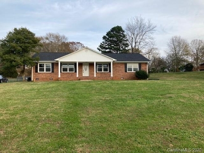 1053 Willow Dr, Lincolnton, NC