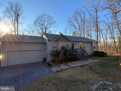 385 Red Bird Ln, Harpers Ferry, WV