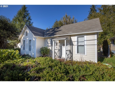 920 E 2nd St, Coquille, OR