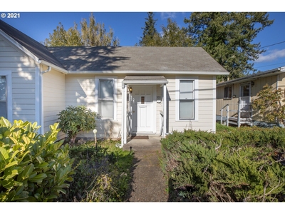 920 E 2nd St, Coquille, OR