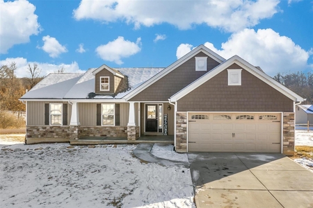 16 Hunters Pointe Dr, Winfield, MO