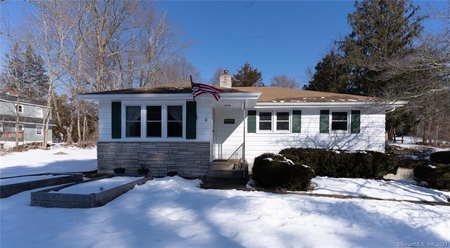 6 Whalehead Dr, Gales Ferry, CT