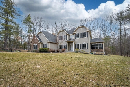 69 Springfield Dr, Voorheesville, NY