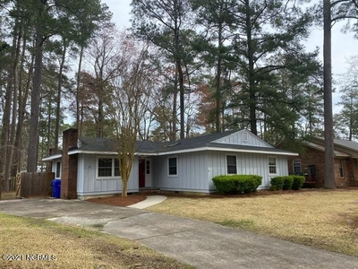 207 Woodstock Dr, Greenville, NC