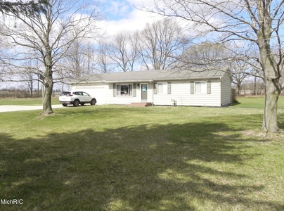 22212 N Angling Rd, Centreville, MI