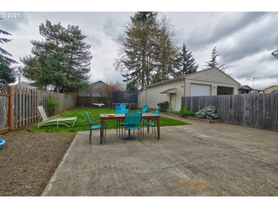 892 Se Locust St, Dundee, OR