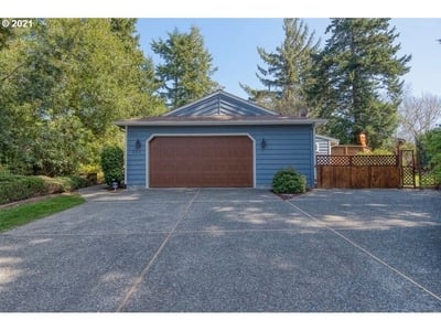 925 Seabreeze Ter, Coos Bay, OR