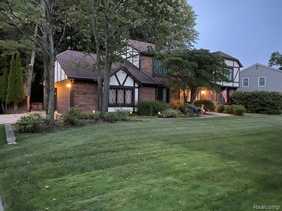 2645 Hounds Chase Dr, Troy, MI