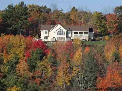 131 Red Oak Dr, Schoharie, NY