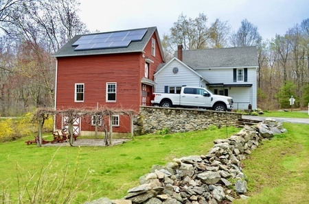 23 Freighthouse Rd, Charlton, MA