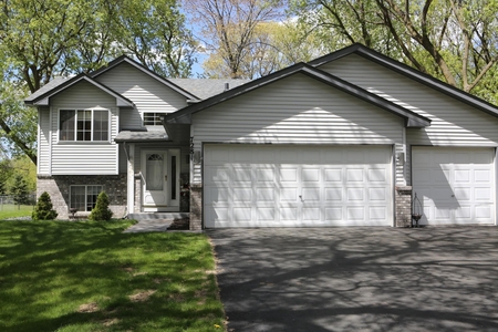 7281 Meadow Ct, Circle Pines, MN