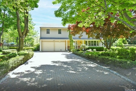 4 Chasso Ct, Dix Hills, NY