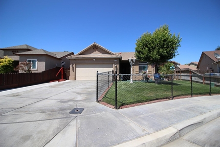 1116 S Berry Dr, Madera, CA