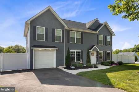 69 Towpath Rd, Levittown, PA