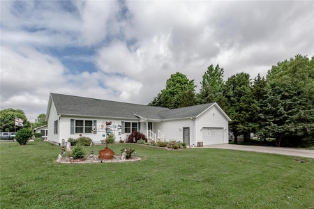 17485 Coles Creek Rd, Carlyle, IL