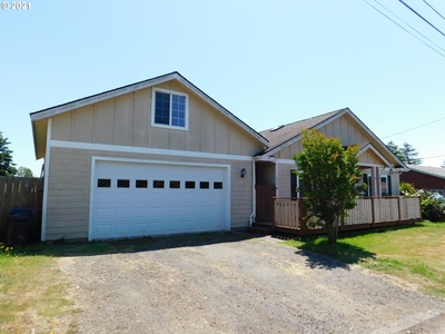 1177 W 10th St, Coquille, OR