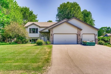 184 Red Clover Ln, Circle Pines, MN